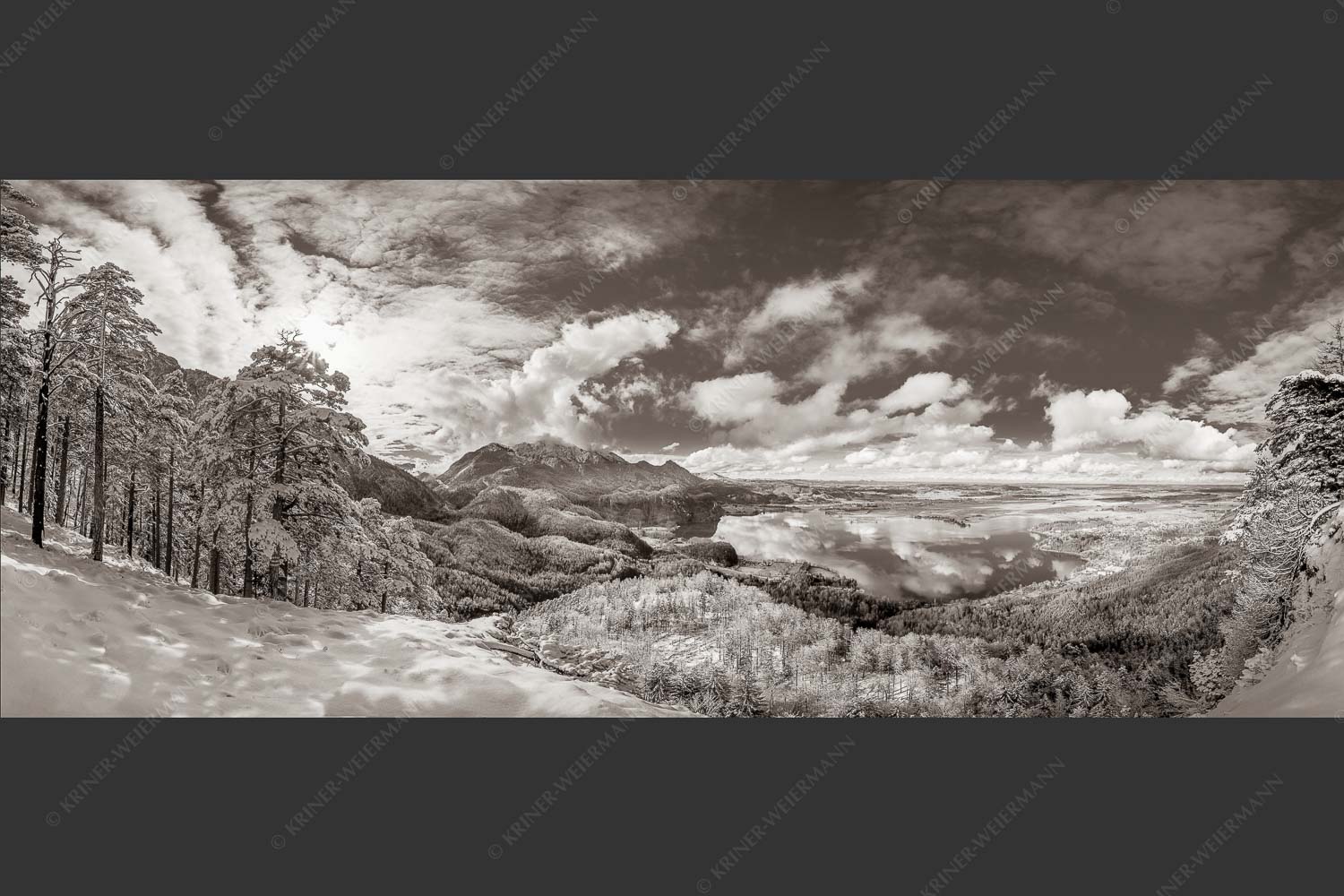 Es hat nocheinmal geschneit in den Bergen rund um den Kochelsee - Perlmutt 2,5:1 sepia -- Winterstimmung über Kochelsee - mehr Infos bei www.Kriner-Weiermann.de