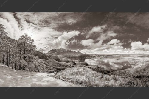 Es hat nocheinmal geschneit in den Bergen rund um den Kochelsee - Perlmutt 2:1 sepia -- Winterstimmung über Kochelsee - mehr Infos bei www.Kriner-Weiermann.de