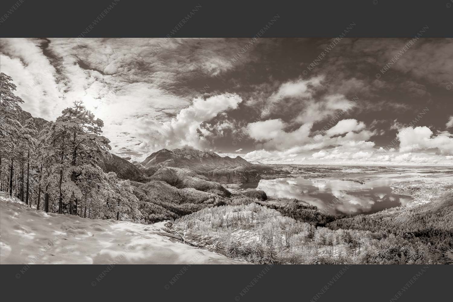 Es hat nocheinmal geschneit in den Bergen rund um den Kochelsee - Perlmutt 2:1 sepia -- Winterstimmung über Kochelsee - mehr Infos bei www.Kriner-Weiermann.de