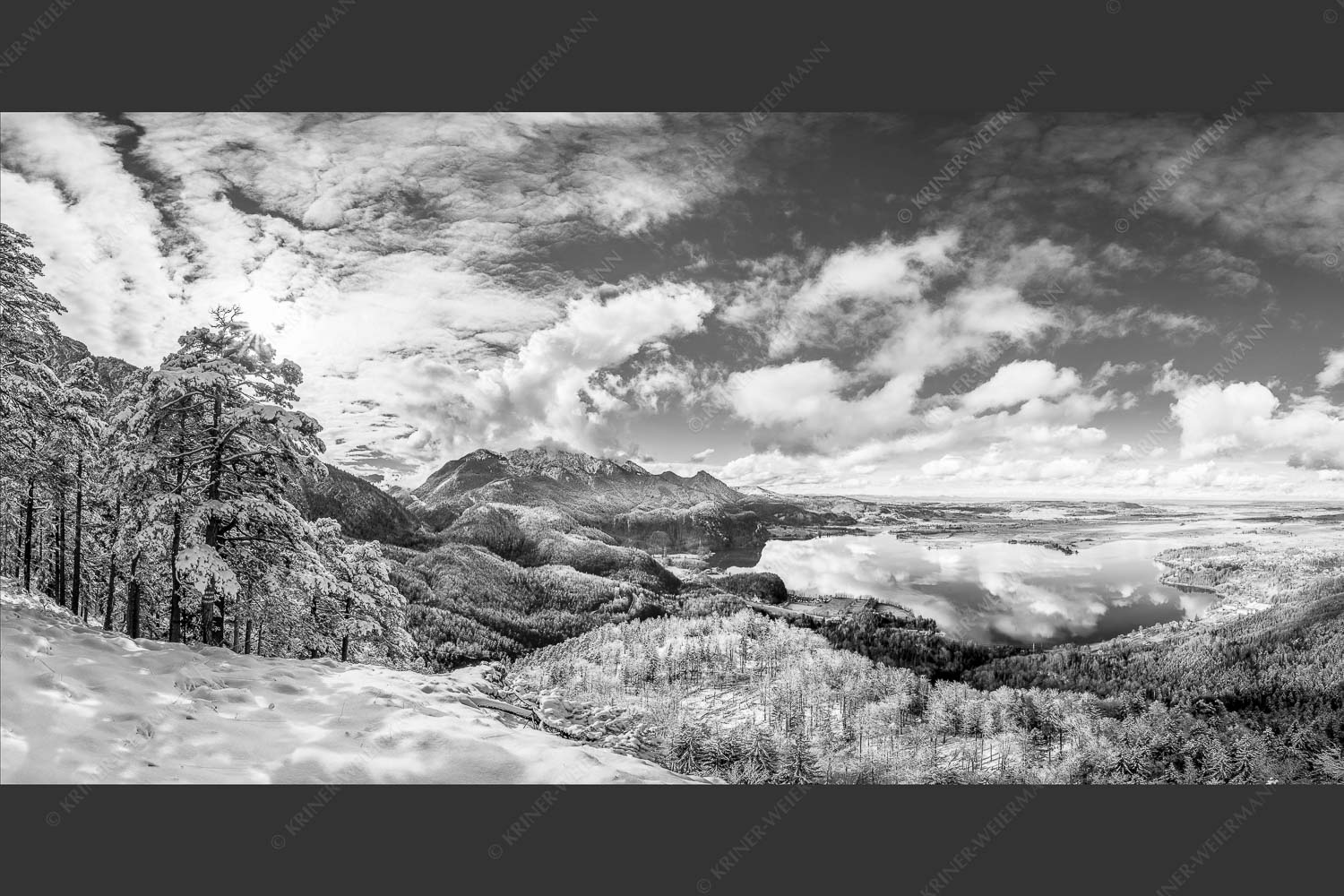 Es hat nocheinmal geschneit in den Bergen rund um den Kochelsee - Perlmutt 2:1 sw -- Winterstimmung über Kochelsee - mehr Infos bei www.Kriner-Weiermann.de