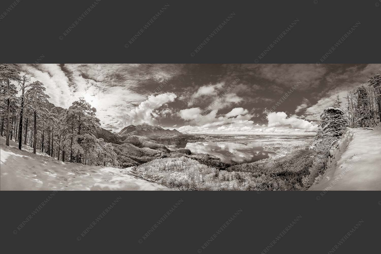 Es hat nocheinmal geschneit in den Bergen rund um den Kochelsee - Perlmutt 3:1 sepia -- Winterstimmung über Kochelsee - mehr Infos bei www.Kriner-Weiermann.de