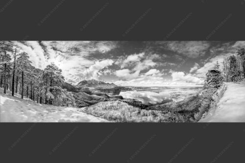 Es hat nocheinmal geschneit in den Bergen rund um den Kochelsee - Perlmutt 3:1 sw -- Winterstimmung über Kochelsee - mehr Infos bei www.Kriner-Weiermann.de