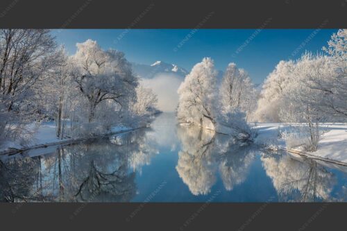 Nach einer langen Nebelphase hängt dicker Reif in den bäumen rund um den Kochelsee - Raureif 2:1  -- Winterstimmung am Kochelsee - mehr Infos bei www.Kriner-Weiermann.de