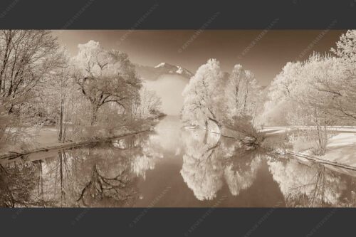 Nach einer langen Nebelphase hängt dicker Reif in den bäumen rund um den Kochelsee - Raureif 2:1 sepia -- Winterstimmung am Kochelsee - mehr Infos bei www.Kriner-Weiermann.de