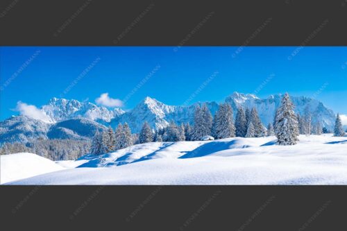 Einsamer Wiesmahdstadel mit viel Schnee und Wörner, Tiefkar und Westlicher Karwendelspitze im Hintergrund - Richtig Winter 2,5:1  -- Winterlandschaft Karwendel - mehr Infos bei www.Kriner-Weiermann.de