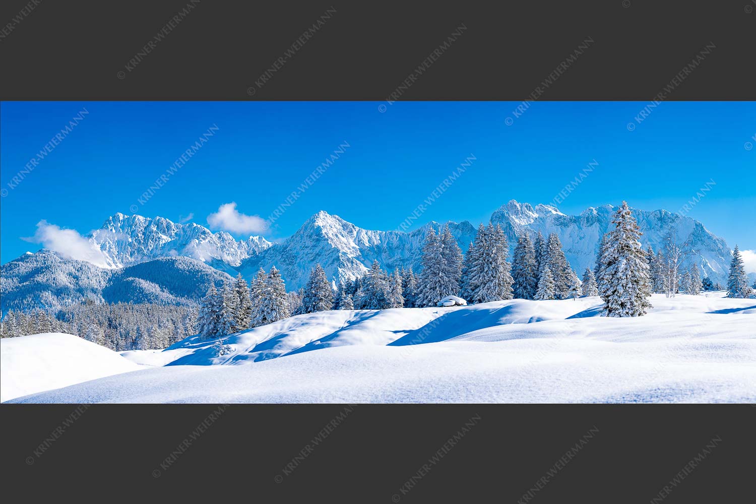 Einsamer Wiesmahdstadel mit viel Schnee und Wörner, Tiefkar und Westlicher Karwendelspitze im Hintergrund - Richtig Winter 2,5:1 -- Winterlandschaft Karwendel - mehr Infos bei www.Kriner-Weiermann.de