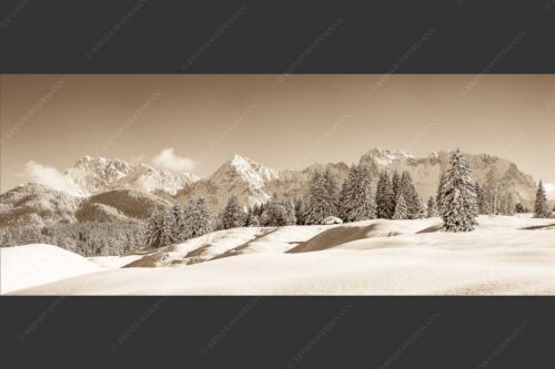 Einsamer Wiesmahdstadel mit viel Schnee und Wörner, Tiefkar und Westlicher Karwendelspitze im Hintergrund - Richtig Winter 2,5:1 sepia -- Winterlandschaft Karwendel - mehr Infos bei www.Kriner-Weiermann.de