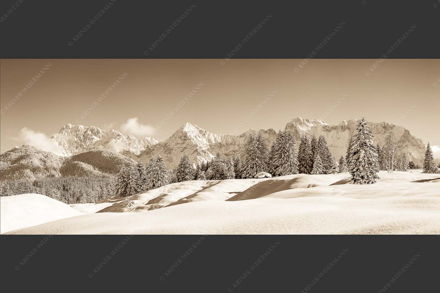 Einsamer Wiesmahdstadel mit viel Schnee und Wörner, Tiefkar und Westlicher Karwendelspitze im Hintergrund - Richtig Winter 2,5:1 sepia -- Winterlandschaft Karwendel - mehr Infos bei www.Kriner-Weiermann.de