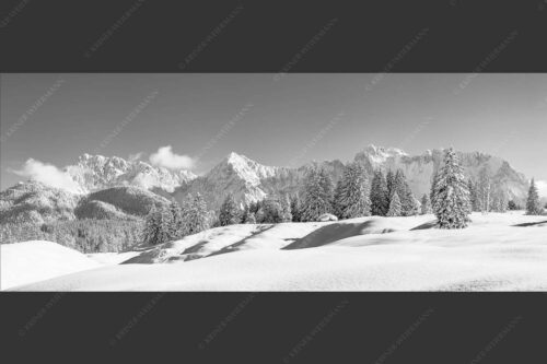 Einsamer Wiesmahdstadel mit viel Schnee und Wörner, Tiefkar und Westlicher Karwendelspitze im Hintergrund - Richtig Winter 2,5:1 sw -- Winterlandschaft Karwendel - mehr Infos bei www.Kriner-Weiermann.de