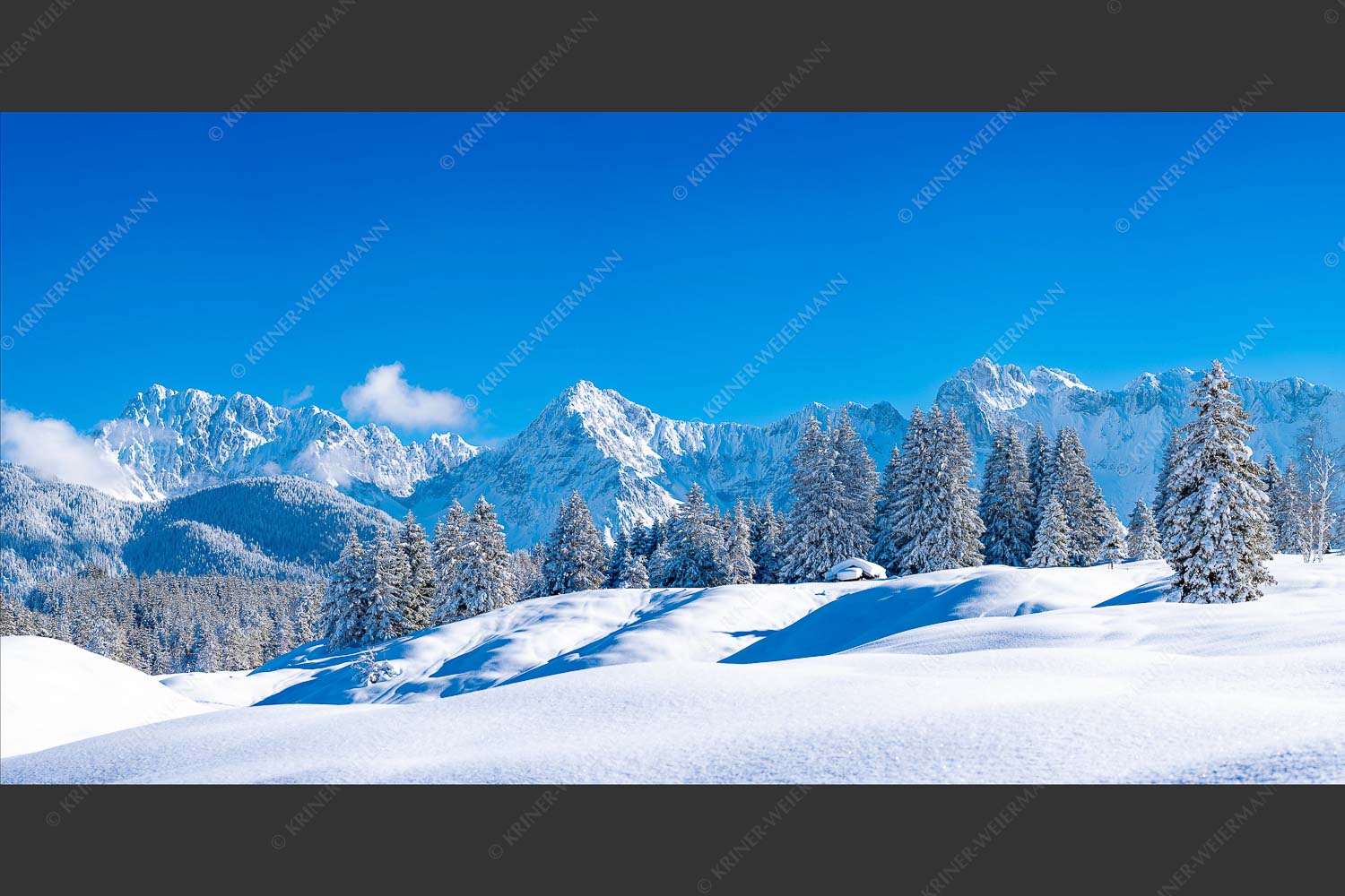Einsamer Wiesmahdstadel mit viel Schnee und Wörner, Tiefkar und Westlicher Karwendelspitze im Hintergrund - Richtig Winter 2:1 -- Winterlandschaft Karwendel - mehr Infos bei www.Kriner-Weiermann.de