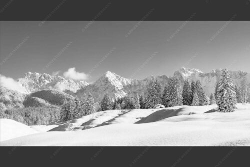 Einsamer Wiesmahdstadel mit viel Schnee und Wörner, Tiefkar und Westlicher Karwendelspitze im Hintergrund - Richtig Winter 2:1 sw -- Winterlandschaft Karwendel - mehr Infos bei www.Kriner-Weiermann.de