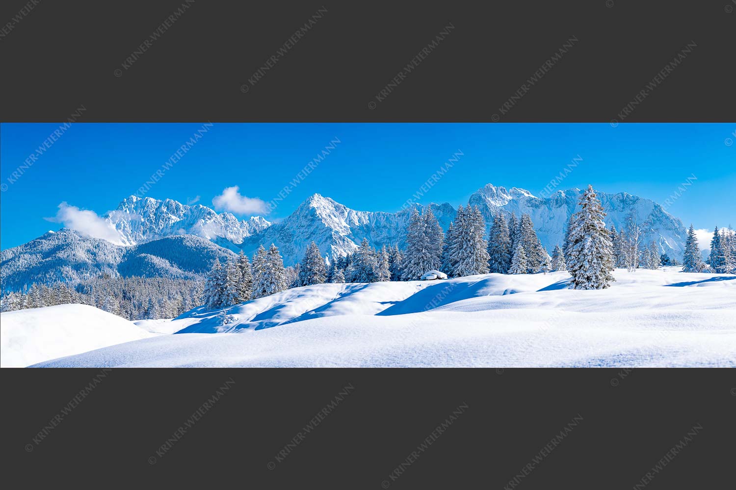 Einsamer Wiesmahdstadel mit viel Schnee und Wörner, Tiefkar und Westlicher Karwendelspitze im Hintergrund - Richtig Winter 3:1  -- Winterlandschaft Karwendel - mehr Infos bei www.Kriner-Weiermann.de
