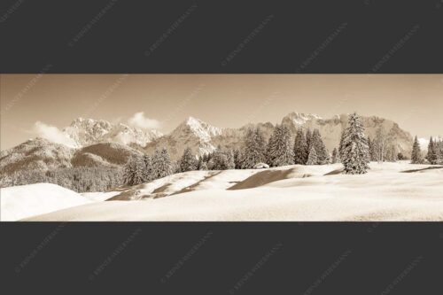 Einsamer Wiesmahdstadel mit viel Schnee und Wörner, Tiefkar und Westlicher Karwendelspitze im Hintergrund - Richtig Winter 3:1 sepia -- Winterlandschaft Karwendel - mehr Infos bei www.Kriner-Weiermann.de