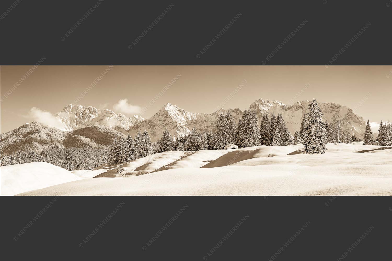 Einsamer Wiesmahdstadel mit viel Schnee und Wörner, Tiefkar und Westlicher Karwendelspitze im Hintergrund - Richtig Winter 3:1 sepia -- Winterlandschaft Karwendel - mehr Infos bei www.Kriner-Weiermann.de