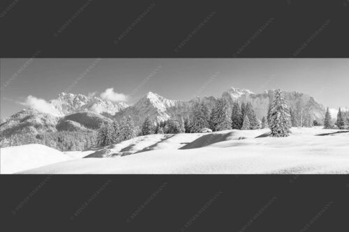 Einsamer Wiesmahdstadel mit viel Schnee und Wörner, Tiefkar und Westlicher Karwendelspitze im Hintergrund - Richtig Winter 3:1 sw -- Winterlandschaft Karwendel - mehr Infos bei www.Kriner-Weiermann.de