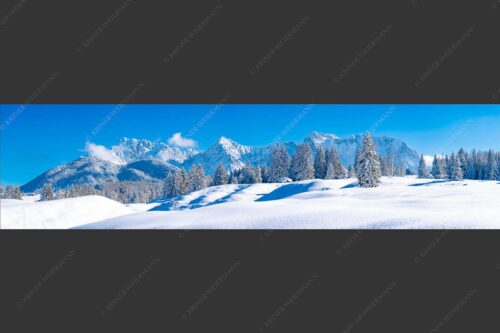 Einsamer Wiesmahdstadel mit viel Schnee und Wörner, Tiefkar und Westlicher Karwendelspitze im Hintergrund - Richtig Winter 4:1  -- Winterlandschaft Karwendel - mehr Infos bei www.Kriner-Weiermann.de
