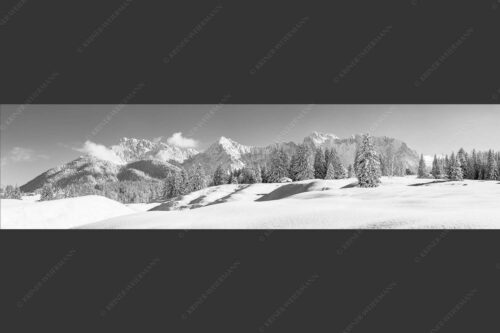 Einsamer Wiesmahdstadel mit viel Schnee und Wörner, Tiefkar und Westlicher Karwendelspitze im Hintergrund - Richtig Winter 4:1 sw -- Winterlandschaft Karwendel - mehr Infos bei www.Kriner-Weiermann.de