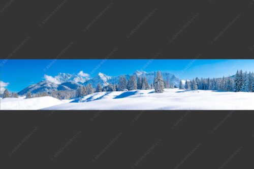 Einsamer Wiesmahdstadel mit viel Schnee und Wörner, Tiefkar und Westlicher Karwendelspitze im Hintergrund - Richtig Winter 5:1  -- Winterlandschaft Karwendel - mehr Infos bei www.Kriner-Weiermann.de