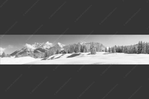 Einsamer Wiesmahdstadel mit viel Schnee und Wörner, Tiefkar und Westlicher Karwendelspitze im Hintergrund - Richtig Winter 5:1 sw -- Winterlandschaft Karwendel - mehr Infos bei www.Kriner-Weiermann.de