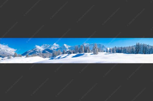 Einsamer Wiesmahdstadel mit viel Schnee und Wörner, Tiefkar und Westlicher Karwendelspitze im Hintergrund - Richtig Winter 6:1  -- Winterlandschaft Karwendel - mehr Infos bei www.Kriner-Weiermann.de