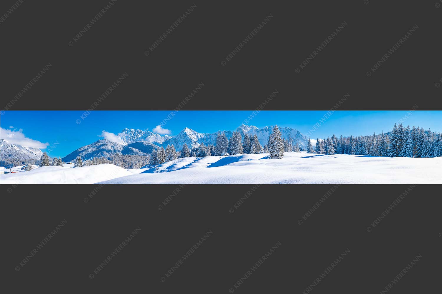 Einsamer Wiesmahdstadel mit viel Schnee und Wörner, Tiefkar und Westlicher Karwendelspitze im Hintergrund - Richtig Winter 6:1 -- Winterlandschaft Karwendel - mehr Infos bei www.Kriner-Weiermann.de