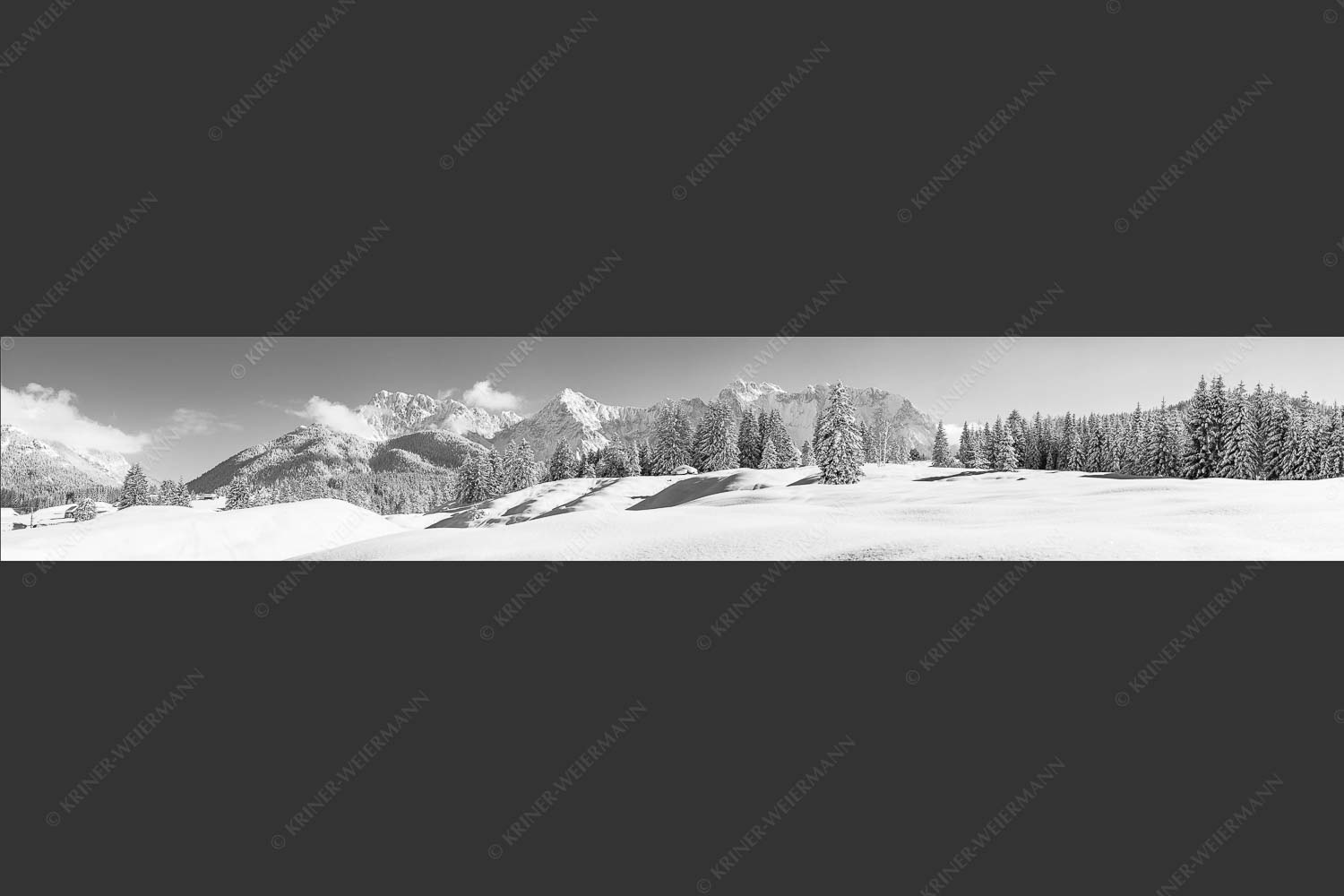 Einsamer Wiesmahdstadel mit viel Schnee und Wörner, Tiefkar und Westlicher Karwendelspitze im Hintergrund - Richtig Winter 6:1 sw -- Winterlandschaft Karwendel - mehr Infos bei www.Kriner-Weiermann.de