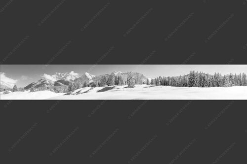 Einsamer Wiesmahdstadel mit viel Schnee und Wörner, Tiefkar und Westlicher Karwendelspitze im Hintergrund - Richtig Winter 7:1 sw -- Winterlandschaft Karwendel - mehr Infos bei www.Kriner-Weiermann.de