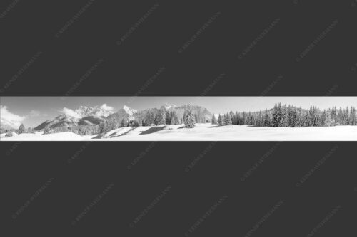 Einsamer Wiesmahdstadel mit viel Schnee und Wörner, Tiefkar und Westlicher Karwendelspitze im Hintergrund - Richtig Winter 8:1 sw -- Winterlandschaft Karwendel - mehr Infos bei www.Kriner-Weiermann.de