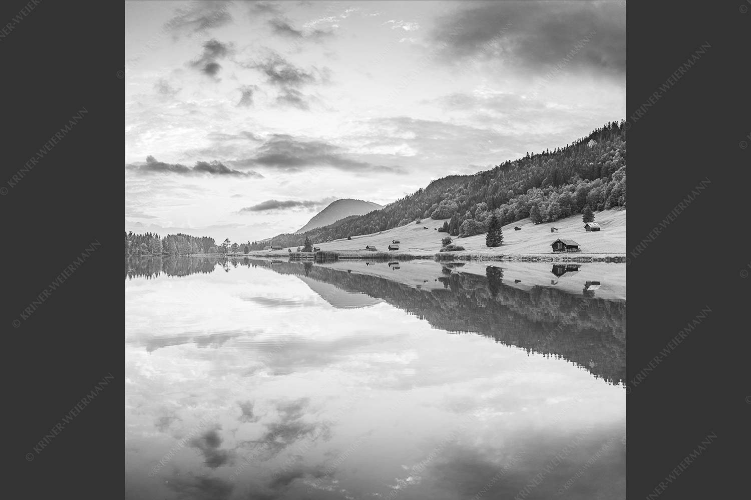 Blick über den Geroldsee in den Sonnenuntergang am Estergebirge - Ruhige Wasser 1:1 sw -- Geroldsee mit Wank - mehr Infos bei www.Kriner-Weiermann.de