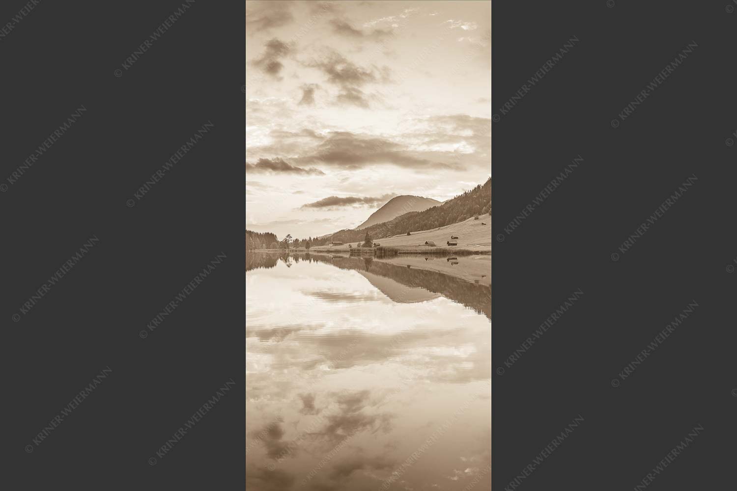 Blick über den Geroldsee in den Sonnenuntergang am Estergebirge - Ruhige Wasser 1:2 sepia -- Geroldsee mit Wank - mehr Infos bei www.Kriner-Weiermann.de