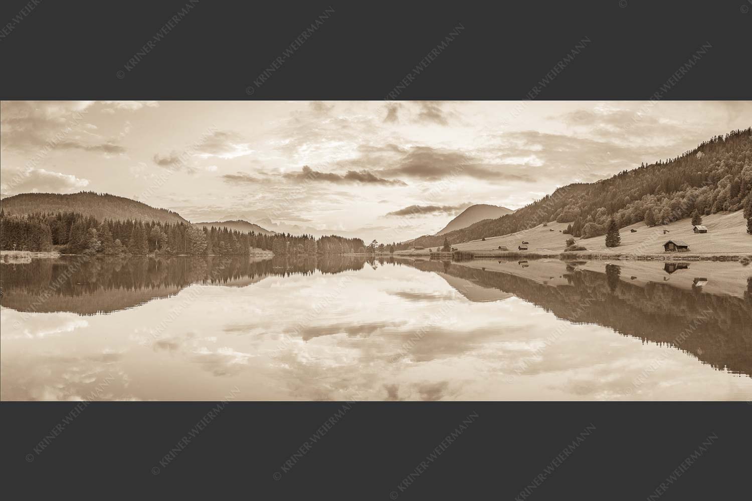 Blick über den Geroldsee in den Sonnenuntergang am Estergebirge - Ruhige Wasser 2,5:1 sepia -- Geroldsee mit Wank - mehr Infos bei www.Kriner-Weiermann.de