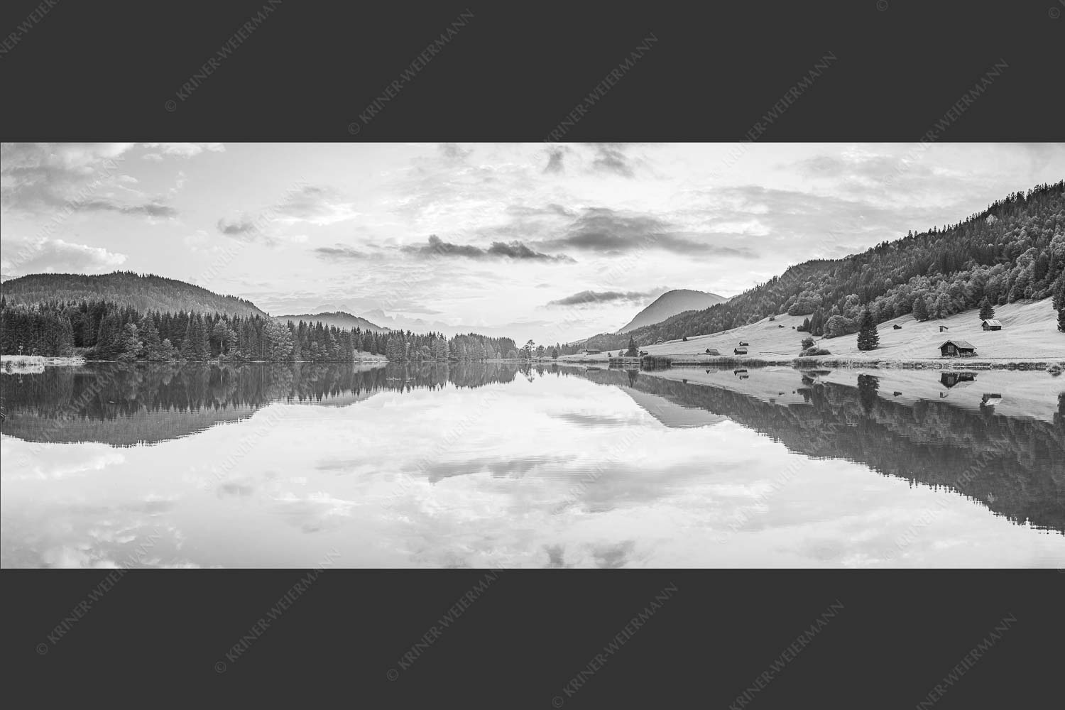 Blick über den Geroldsee in den Sonnenuntergang am Estergebirge - Ruhige Wasser 2,5:1 sw -- Geroldsee mit Wank - mehr Infos bei www.Kriner-Weiermann.de