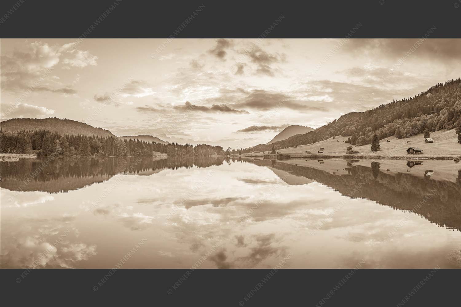 Blick über den Geroldsee in den Sonnenuntergang am Estergebirge - Ruhige Wasser 2:1 sepia -- Geroldsee mit Wank - mehr Infos bei www.Kriner-Weiermann.de