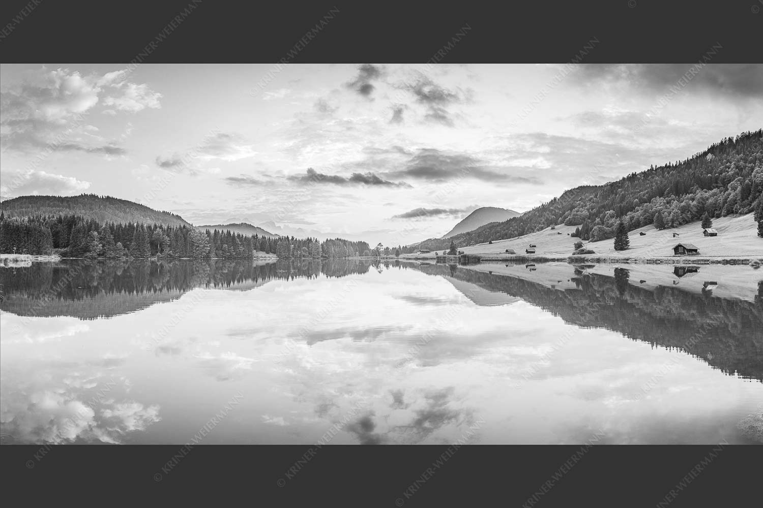 Blick über den Geroldsee in den Sonnenuntergang am Estergebirge - Ruhige Wasser 2:1 sw -- Geroldsee mit Wank - mehr Infos bei www.Kriner-Weiermann.de