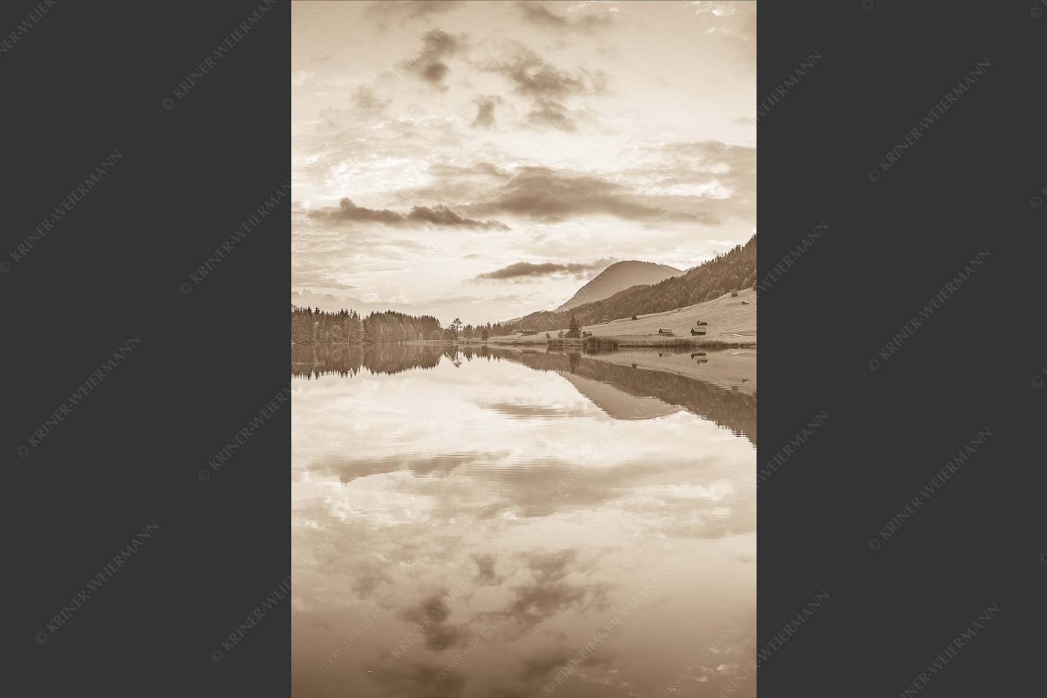 Blick über den Geroldsee in den Sonnenuntergang am Estergebirge - Ruhige Wasser 2:3 sepia -- Geroldsee mit Wank - mehr Infos bei www.Kriner-Weiermann.de