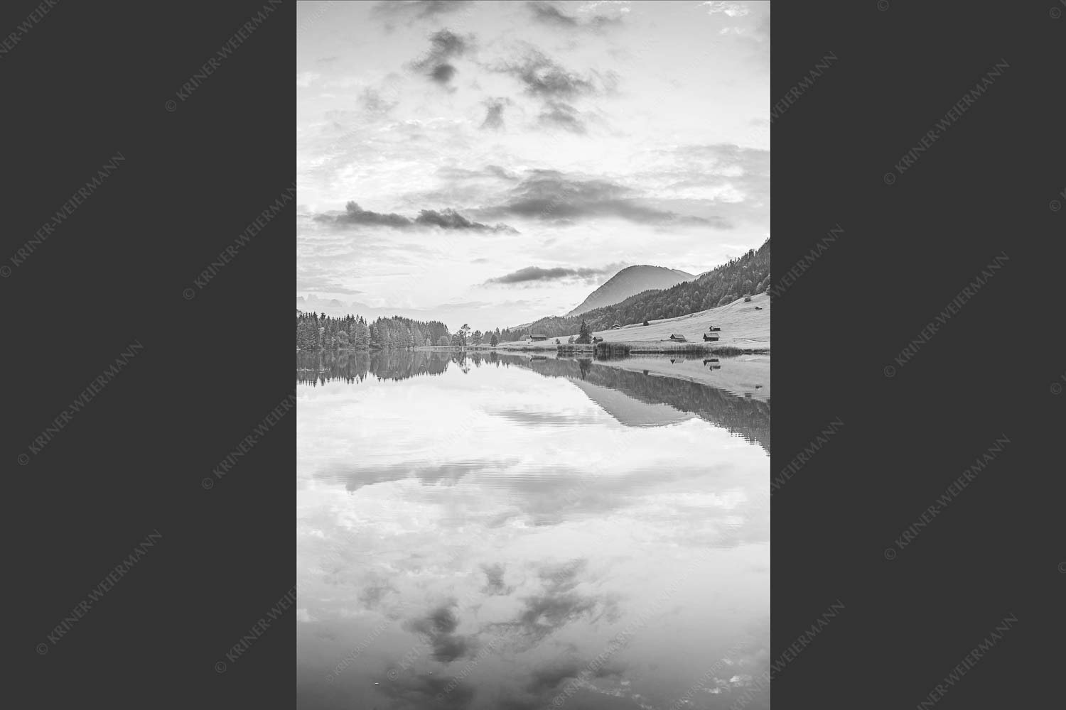 Blick über den Geroldsee in den Sonnenuntergang am Estergebirge - Ruhige Wasser 2:3 sw -- Geroldsee mit Wank - mehr Infos bei www.Kriner-Weiermann.de