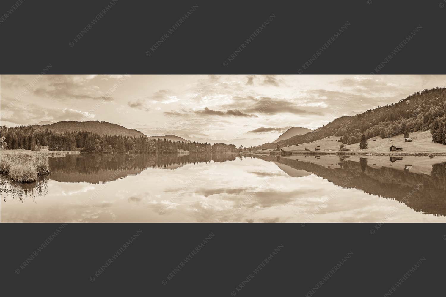 Blick über den Geroldsee in den Sonnenuntergang am Estergebirge - Ruhige Wasser 3:1 sepia -- Geroldsee mit Wank - mehr Infos bei www.Kriner-Weiermann.de
