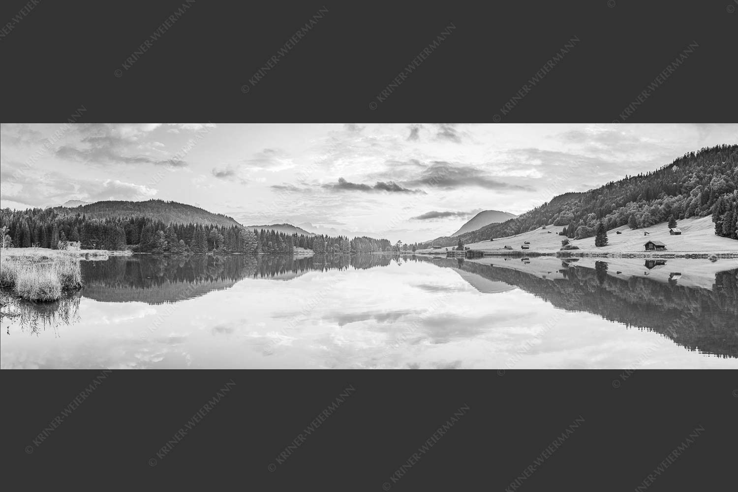 Blick über den Geroldsee in den Sonnenuntergang am Estergebirge - Ruhige Wasser 3:1 sw -- Geroldsee mit Wank - mehr Infos bei www.Kriner-Weiermann.de