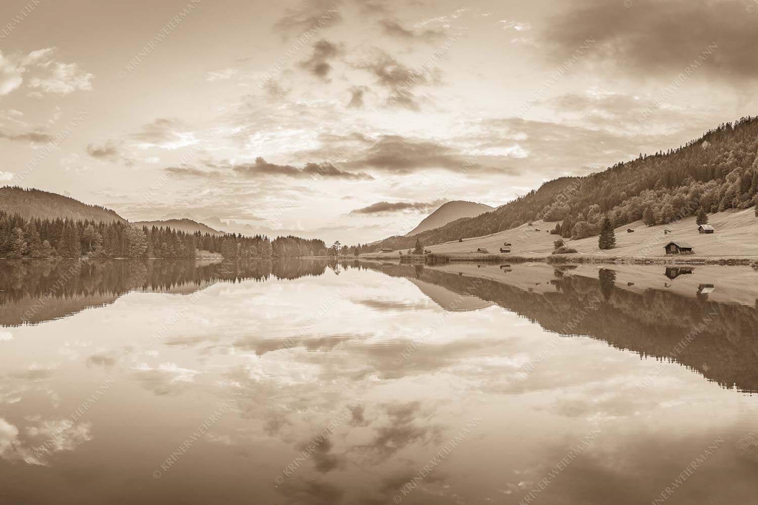 Blick über den Geroldsee in den Sonnenuntergang am Estergebirge - Ruhige Wasser 3:2 sepia -- Geroldsee mit Wank - mehr Infos bei www.Kriner-Weiermann.de