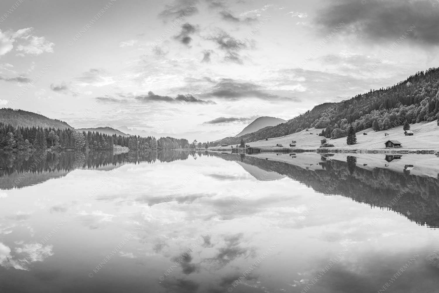 Blick über den Geroldsee in den Sonnenuntergang am Estergebirge - Ruhige Wasser 3:2 sw -- Geroldsee mit Wank - mehr Infos bei www.Kriner-Weiermann.de