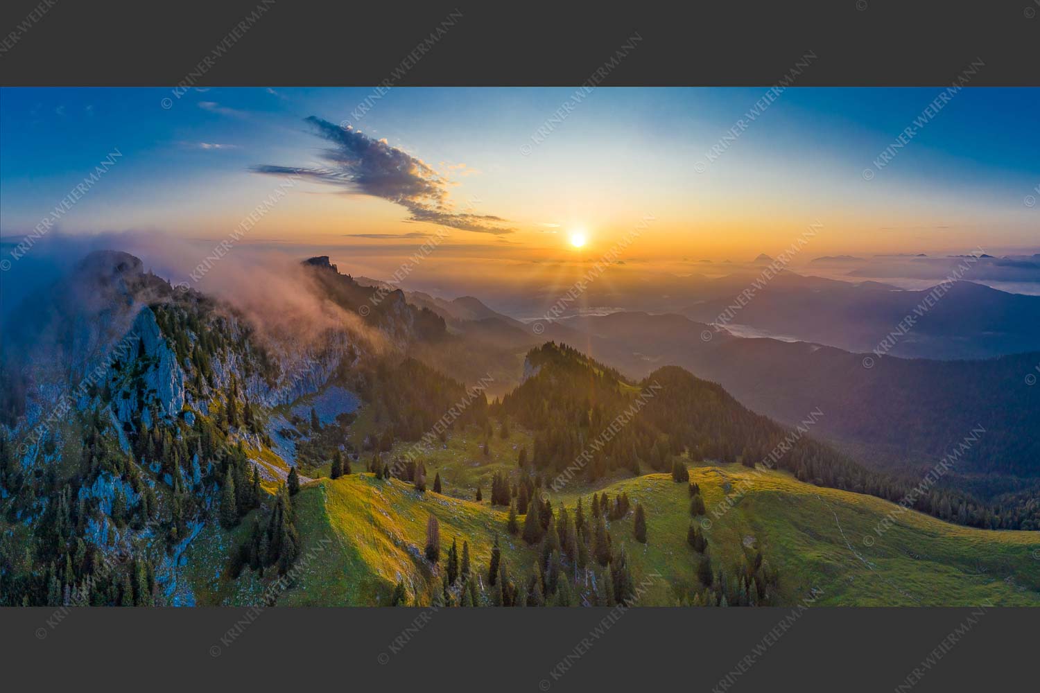 Sonnenaufgang an der Benediktenwand - Ruhiger Morgen 2:1  -- Benediktenwand - mehr Infos bei www.Kriner-Weiermann.de