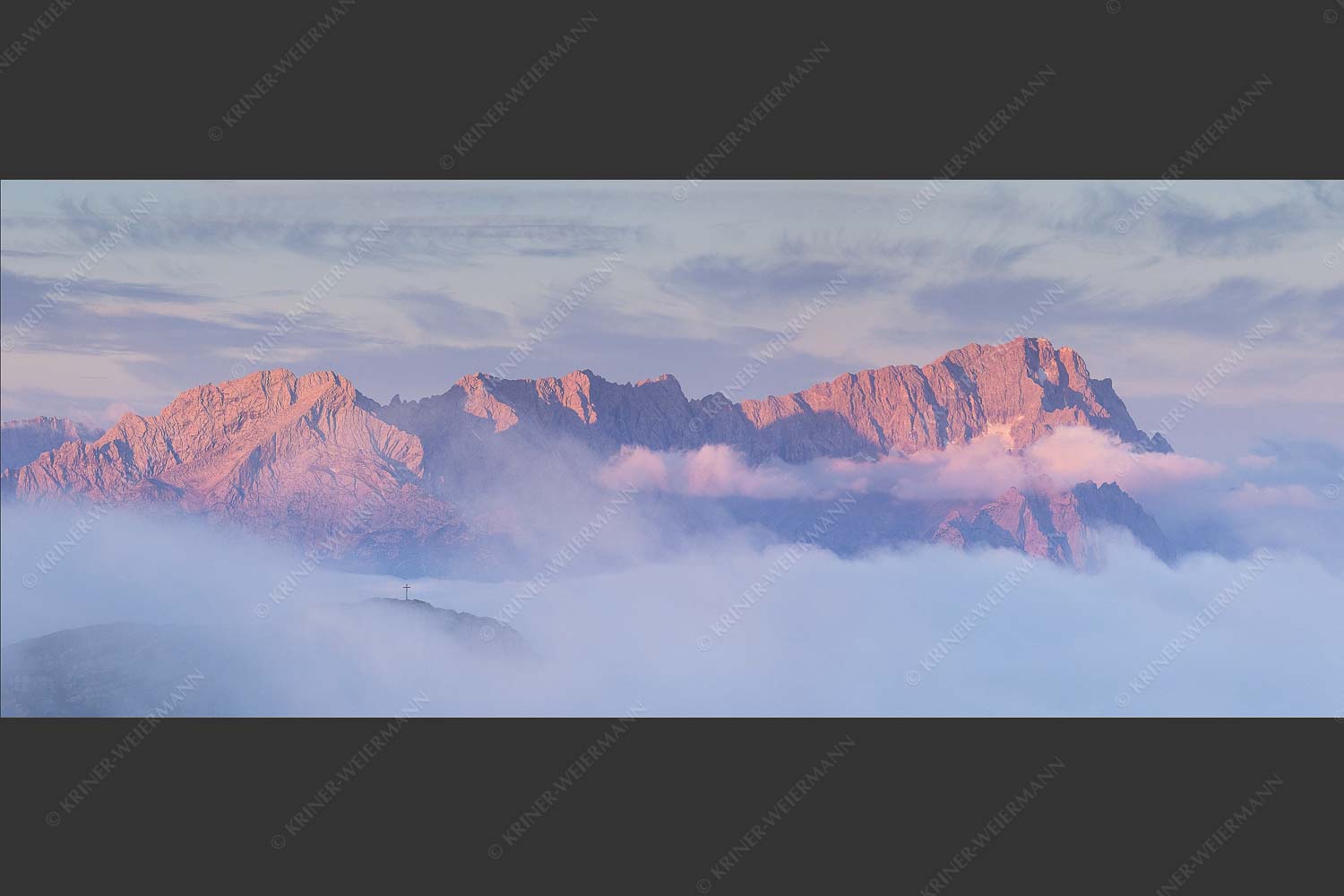 Nur das Gipfelkreuz vom Bischof ragt heraus mit den Gipeln von Alpspitze und Zugspitze - Sanfter Morgen 2,5:1  -- Jubiläumsgrat im Morgenlicht - mehr Infos bei www.Kriner-Weiermann.de