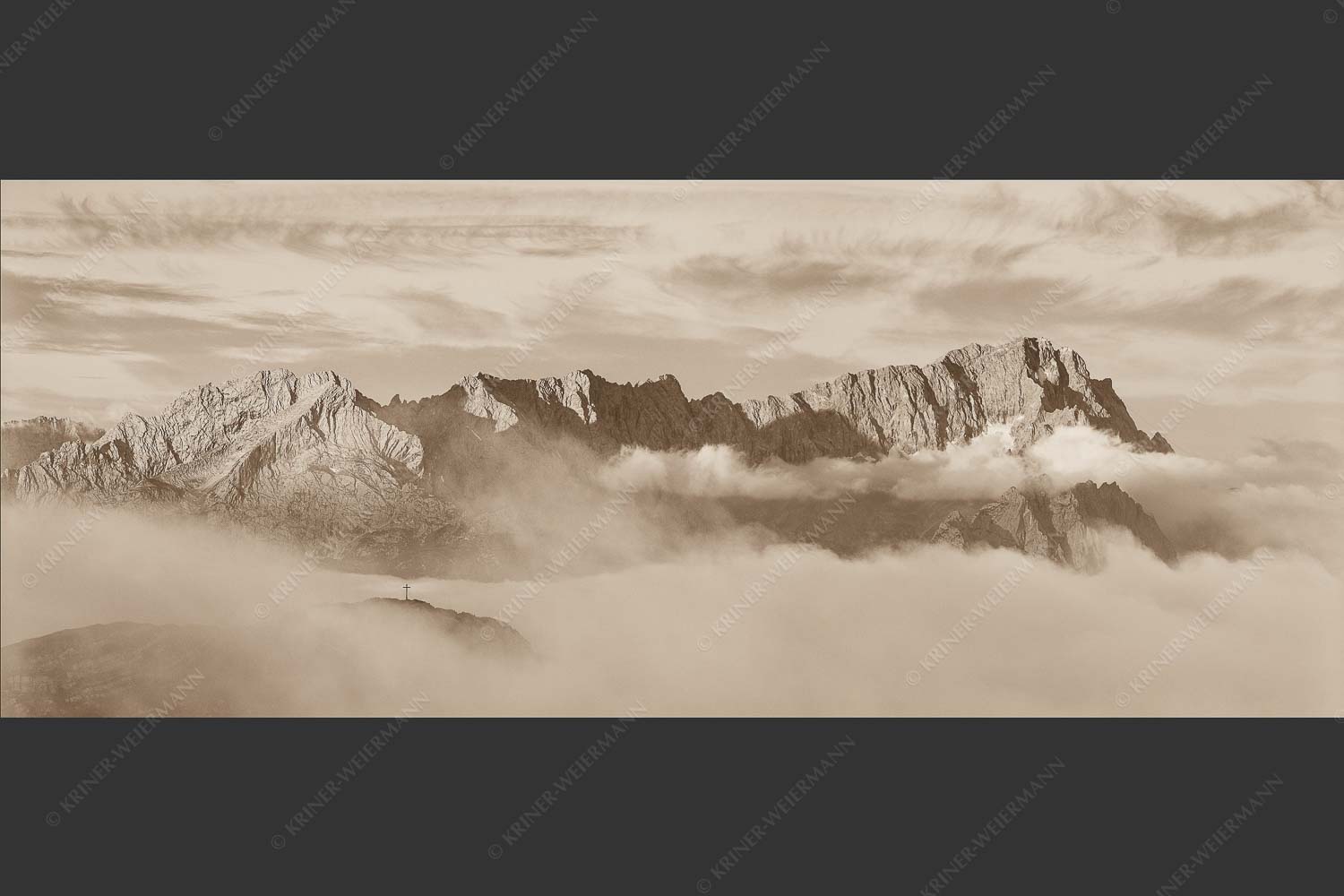 Nur das Gipfelkreuz vom Bischof ragt heraus mit den Gipeln von Alpspitze und Zugspitze - Sanfter Morgen 2,5:1 sepia -- Jubiläumsgrat im Morgenlicht - mehr Infos bei www.Kriner-Weiermann.de
