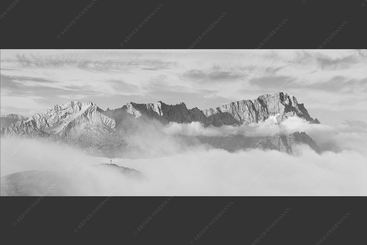 Nur das Gipfelkreuz vom Bischof ragt heraus mit den Gipeln von Alpspitze und Zugspitze - Sanfter Morgen 2,5:1 sw -- Jubiläumsgrat im Morgenlicht - mehr Infos bei www.Kriner-Weiermann.de