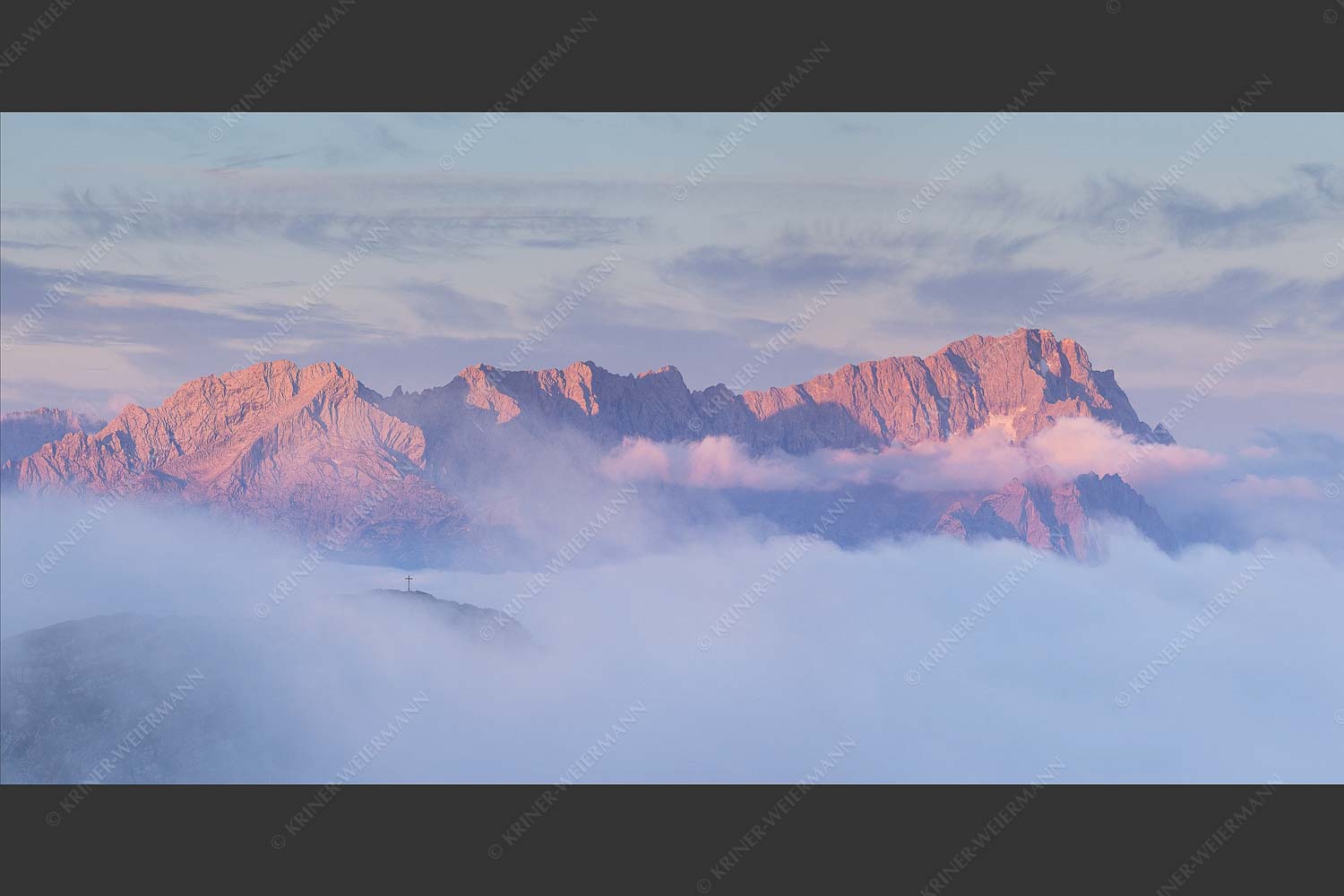 Nur das Gipfelkreuz vom Bischof ragt heraus mit den Gipeln von Alpspitze und Zugspitze - Sanfter Morgen 2:1  -- Jubiläumsgrat im Morgenlicht - mehr Infos bei www.Kriner-Weiermann.de