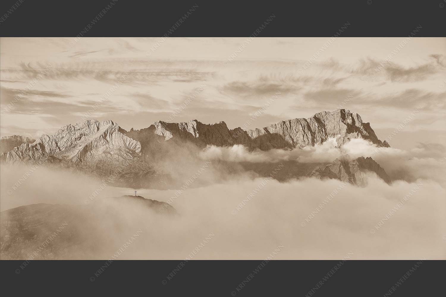 Nur das Gipfelkreuz vom Bischof ragt heraus mit den Gipeln von Alpspitze und Zugspitze - Sanfter Morgen 2:1 sepia -- Jubiläumsgrat im Morgenlicht - mehr Infos bei www.Kriner-Weiermann.de