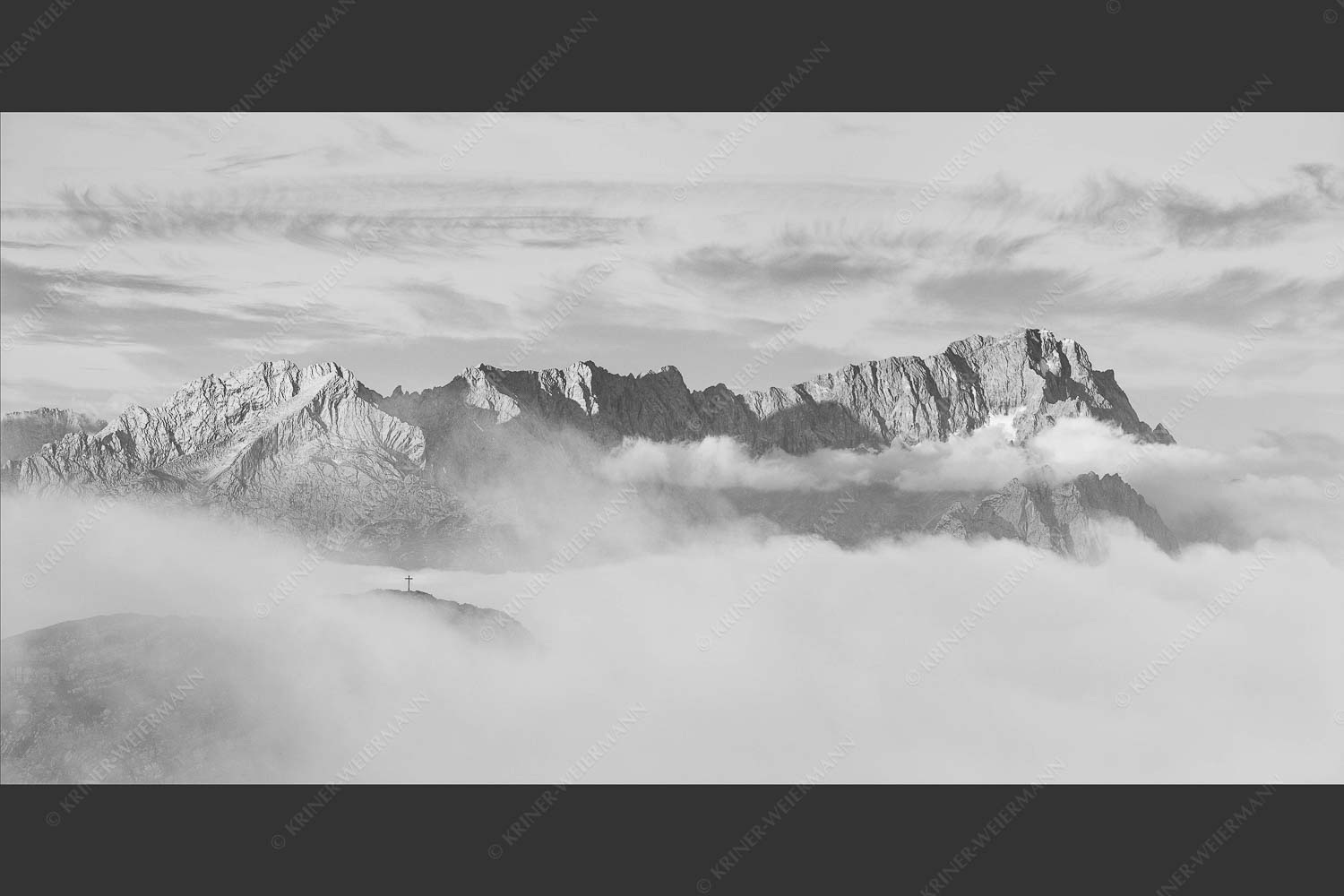 Nur das Gipfelkreuz vom Bischof ragt heraus mit den Gipeln von Alpspitze und Zugspitze - Sanfter Morgen 2:1 sw -- Jubiläumsgrat im Morgenlicht - mehr Infos bei www.Kriner-Weiermann.de