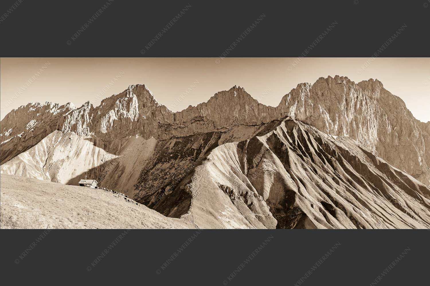 Bergschafe an der Erinnerungshütte mit Oberreintalschrofen und Scharnitzspitze im Wettersteingebirge - Scharnitzjoch 2,5:1 sepia -- Schafe mit Erinnerungshütte im Wetterstein - mehr Infos bei www.Kriner-Weiermann.de