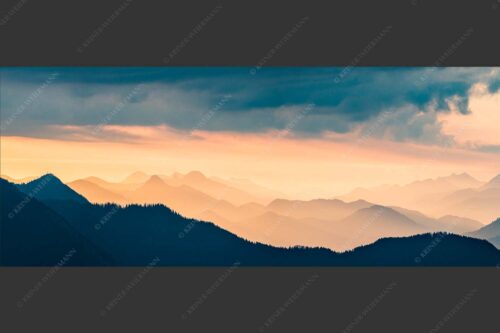 Blick in den Sonnenaufgan in die Bayrischen Voralpen - Schemenhaft 2,5:1  -- Bergsilhouetten Sonnenaufgang - mehr Infos bei www.Kriner-Weiermann.de