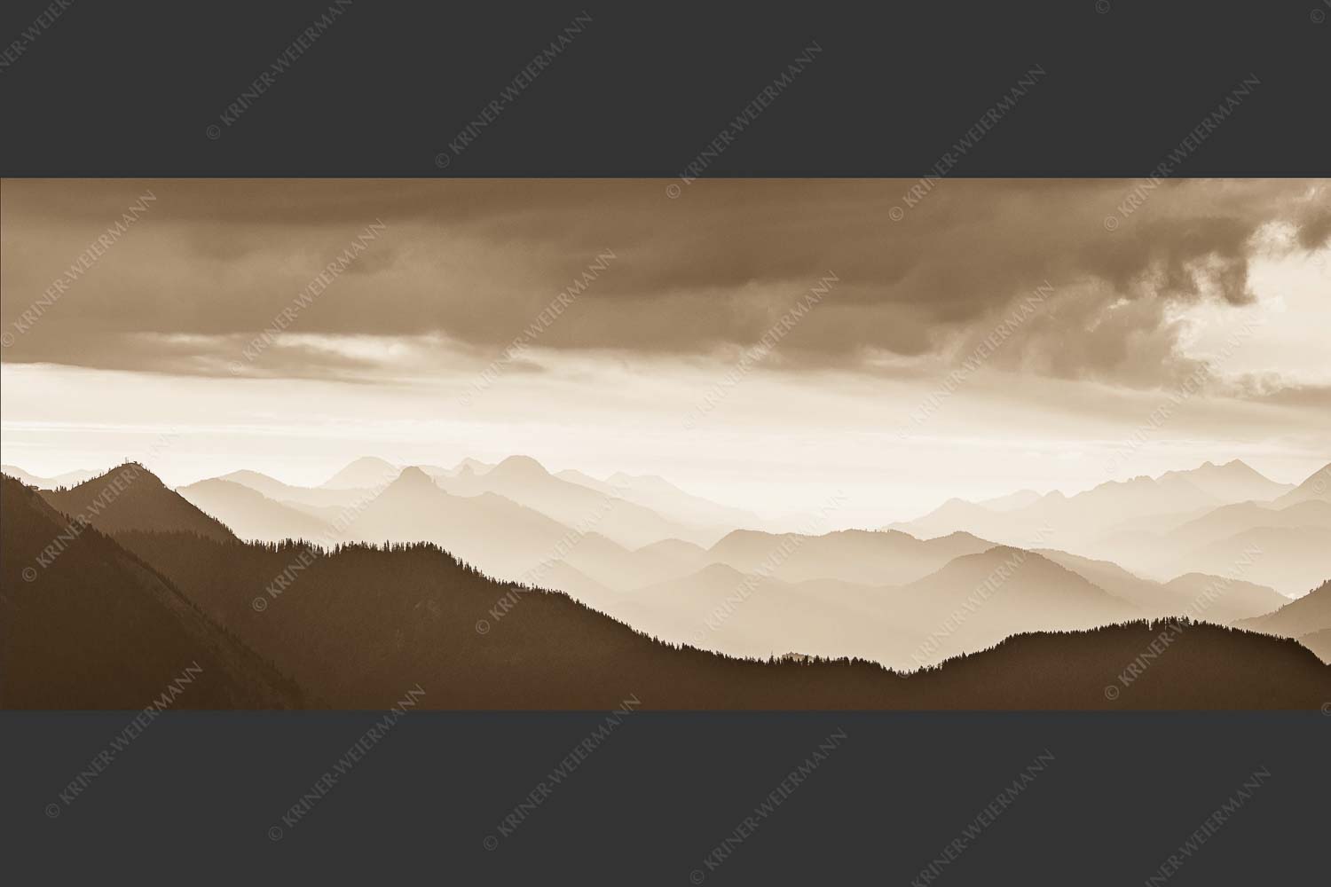 Blick in den Sonnenaufgan in die Bayrischen Voralpen - Schemenhaft 2,5:1 sepia -- Bergsilhouetten Sonnenaufgang - mehr Infos bei www.Kriner-Weiermann.de